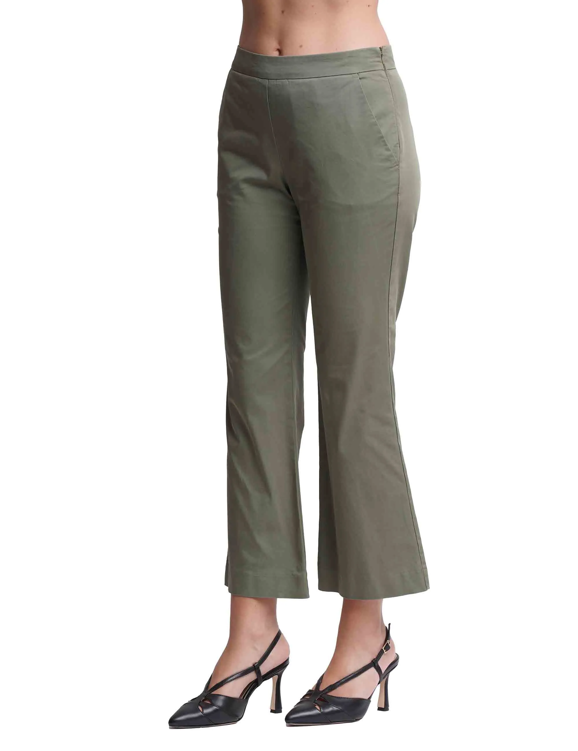 Pantaloni donna Precious in cotone verde con gamba svasata al fondo